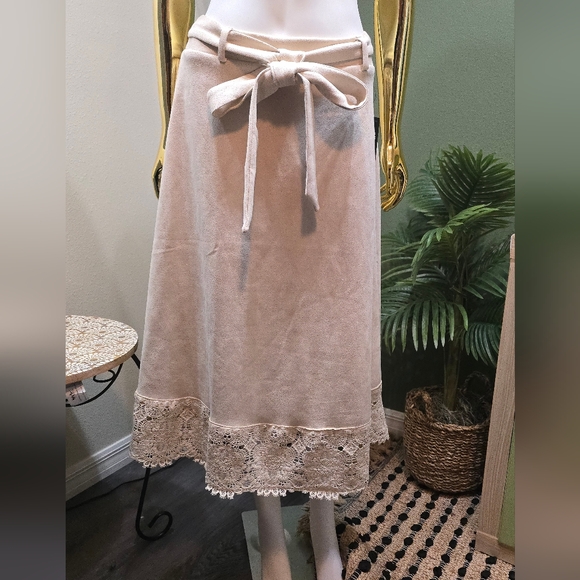 Alice Blue Suede skirt with embroidery at the bottom cream color size M - Picture 3 of 8